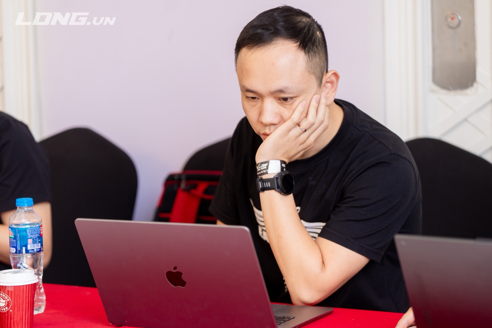 Phùng Ngọc Sơn làm việc tập trung bên laptop